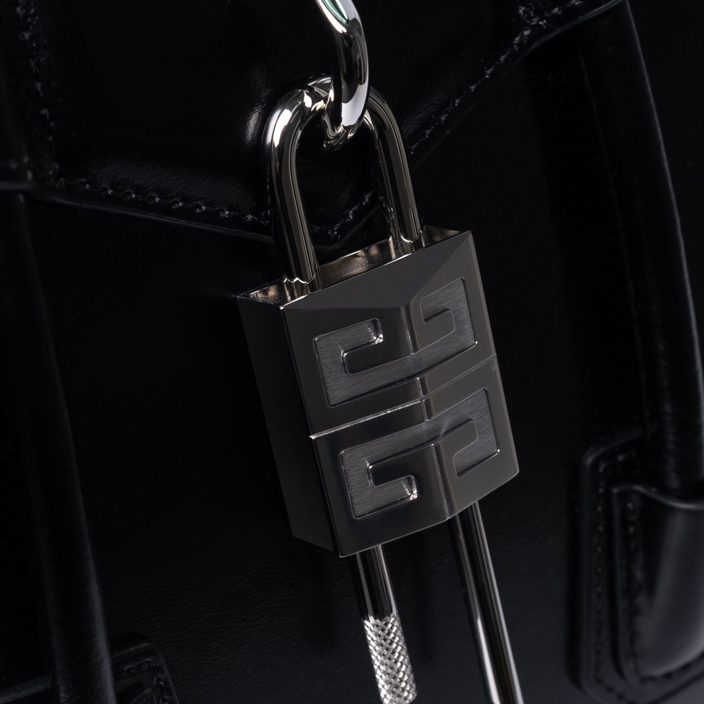 Сумка Givenchy Mini Antigona Lock черная