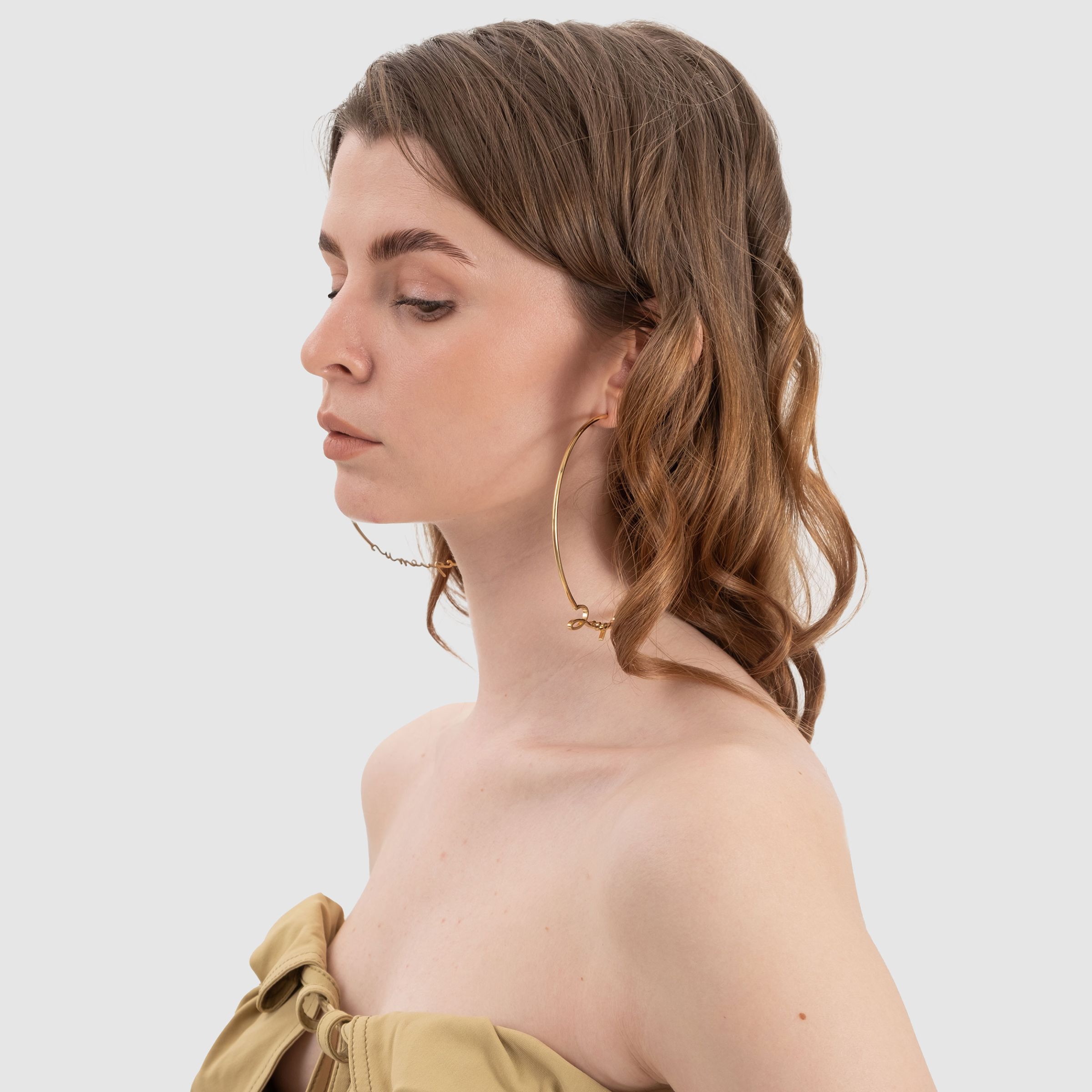 Серьги Jacquemus Les créoles золотые