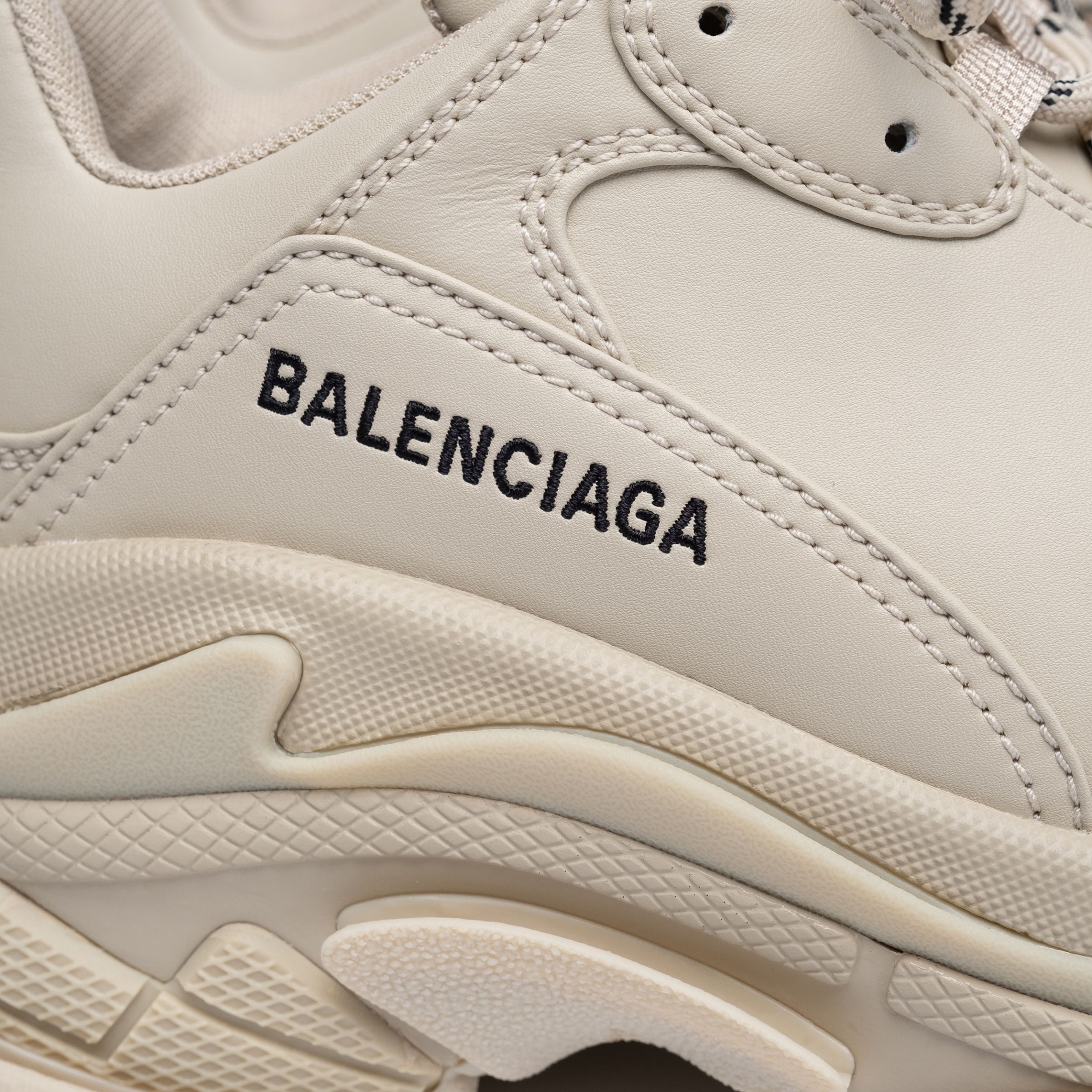 Кроссовки Balenciaga Triple S  бежевые
