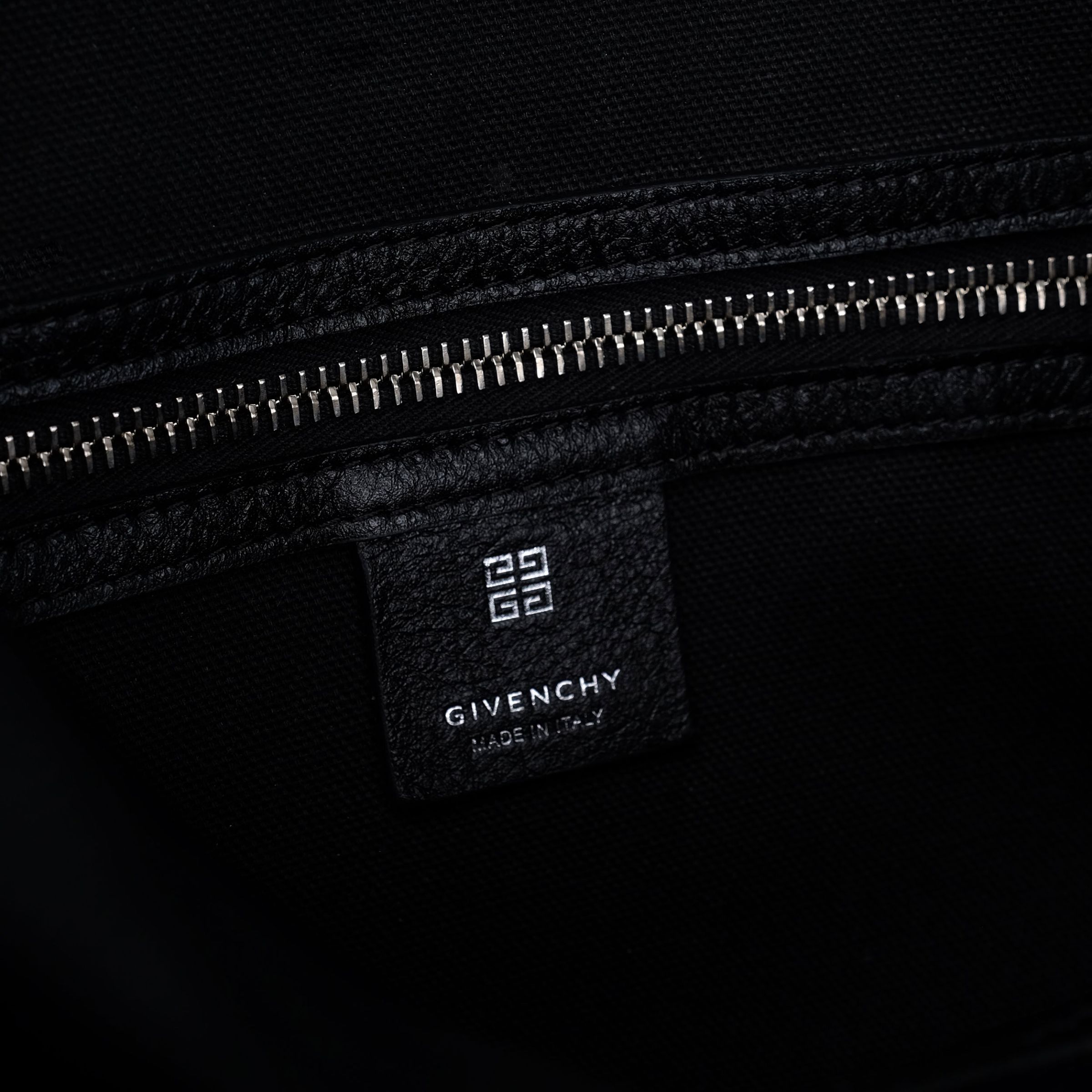 Сумка Givenchy Medium Voyou черная