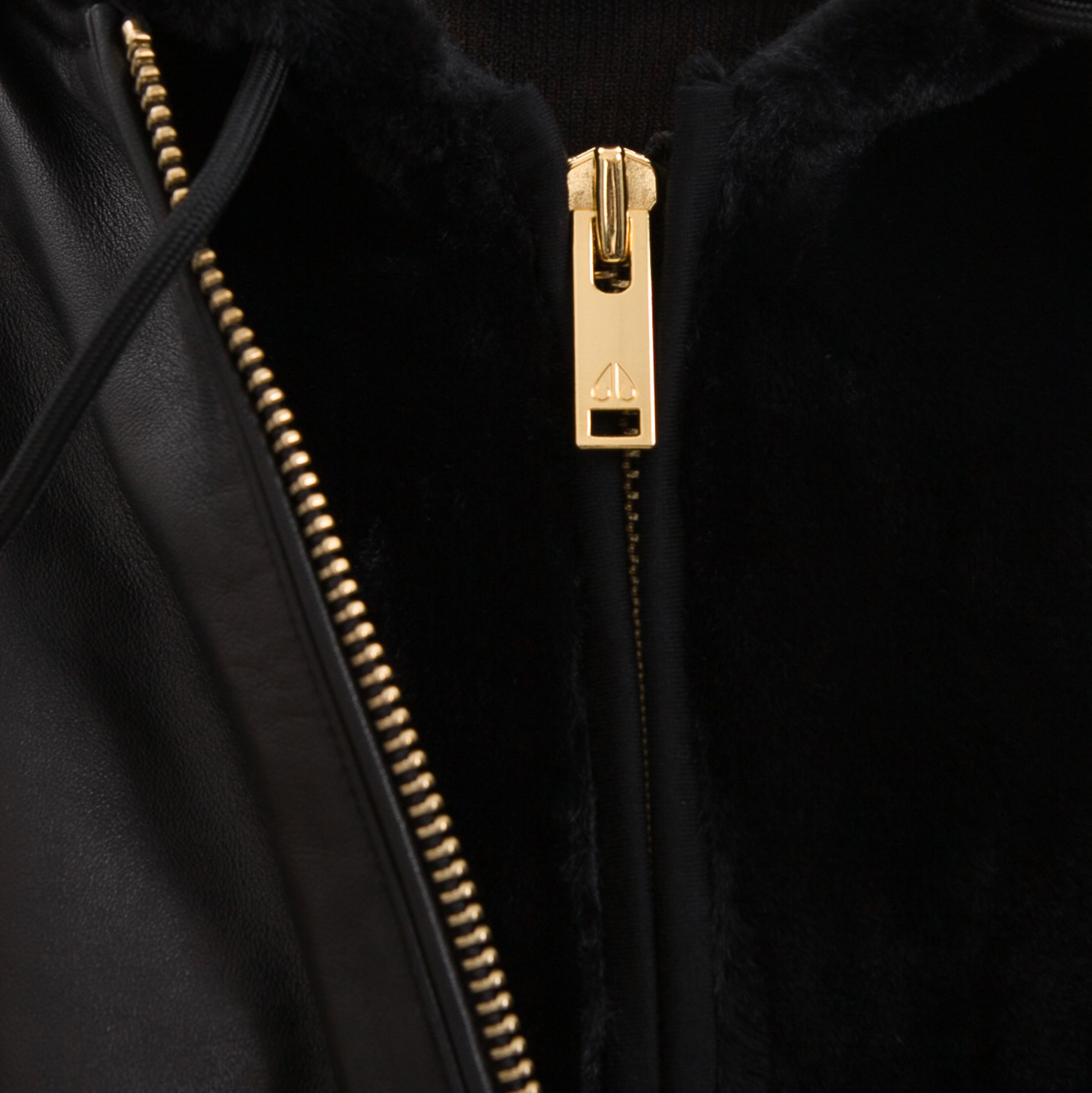 Бомбер жіночий 