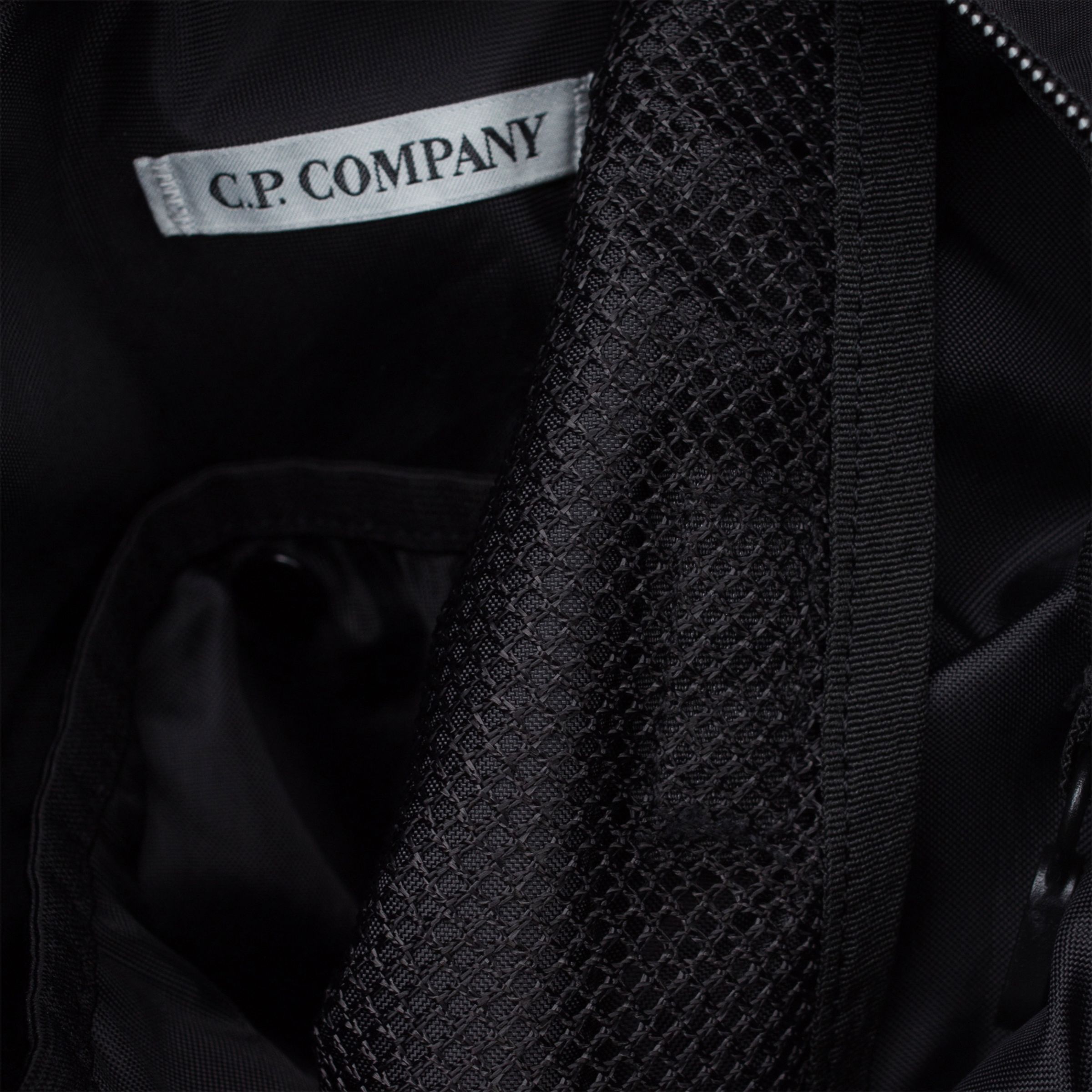 Сумка-слинг C.P. Company чёрная