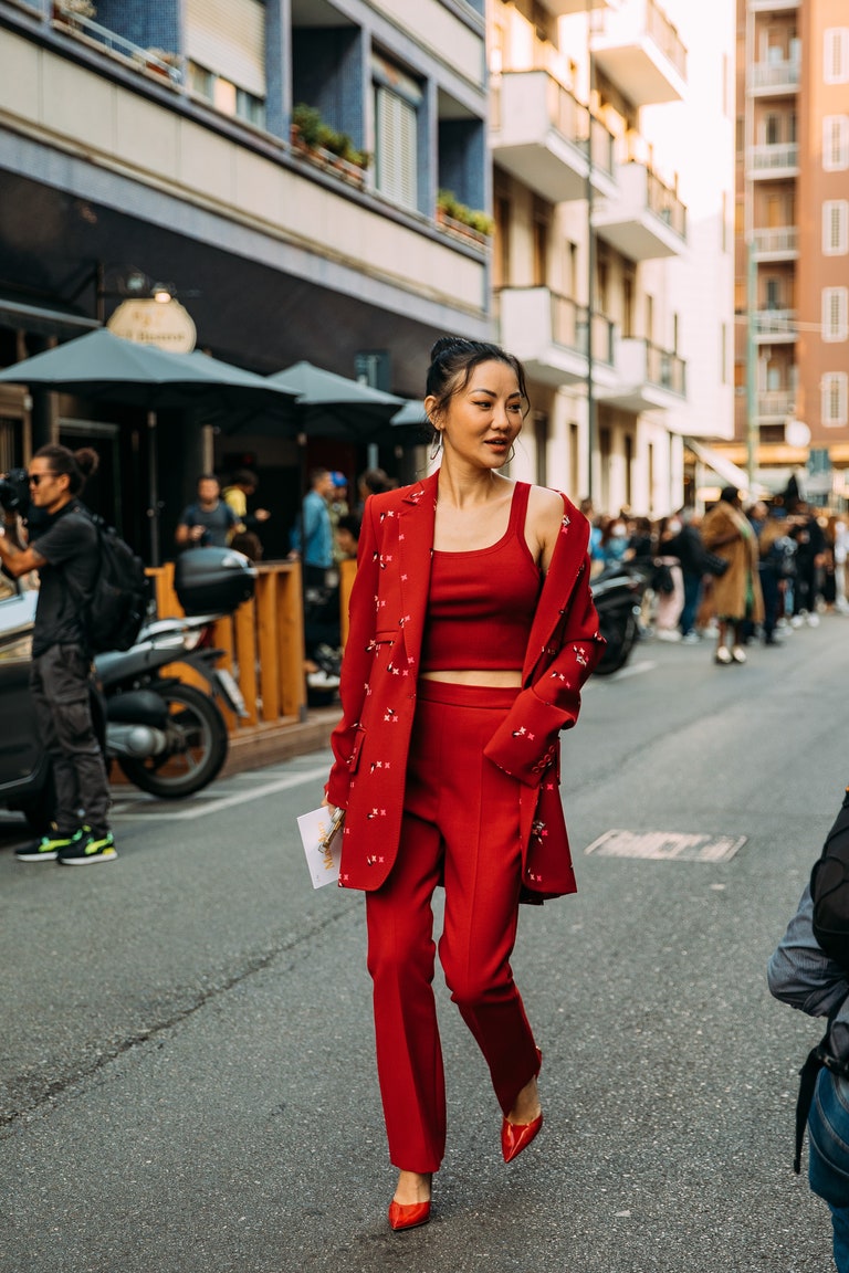 Образы street style из хроники Недель мод мира 2021 16